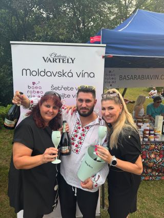 🥂 Usměvavé klientky, skvělé bubliny a slunce nad Hradcem. Tak chutná Moldavsko na vinném festivalu! Díky za krásné setkání...